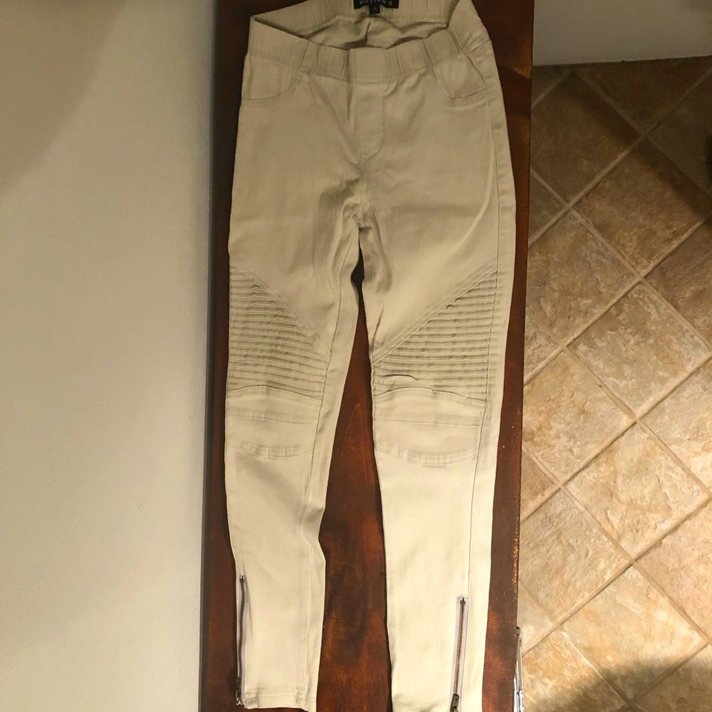 EUC cream colored skinny jeans medium